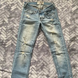 HOLLISTER RIPPED JEANS